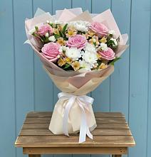 Букет цветов из:  Гвоздики, Орхидеи и Розы #REPLACE_PRED# Туме