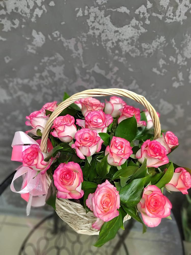 Цветочная композиция из Розы в корзине в Туме
