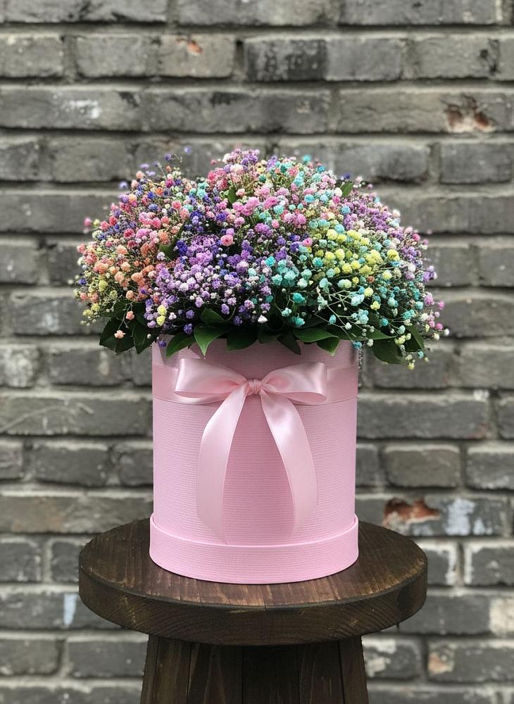 Цветочная композиция из Гипсофила и Розы в шляпной коробке в Туме