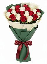 Букет Микс из красных и белых роз в Туме