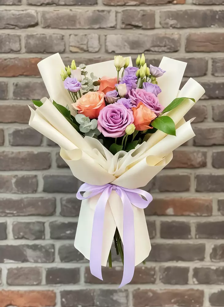 Букет цветов из: Лизиантусы и Розы в Туме