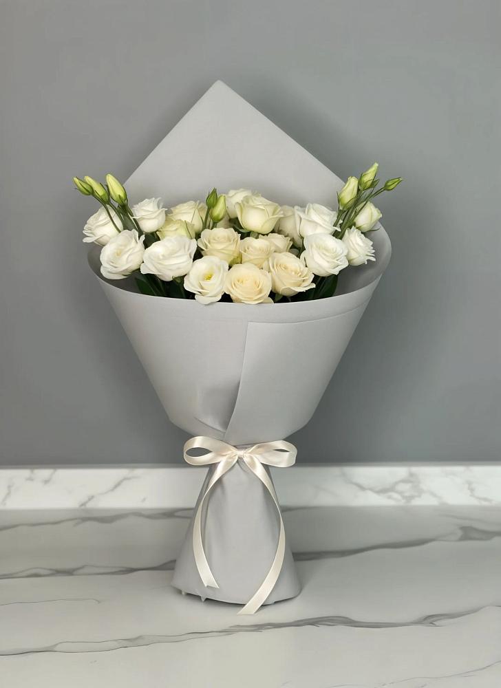 Букет цветов из: Розы и Лизиантусы в Туме