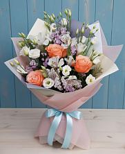 Букет цветов из:  Лизиантусы, Розы, Альстромерии и Гипсофила в Туме