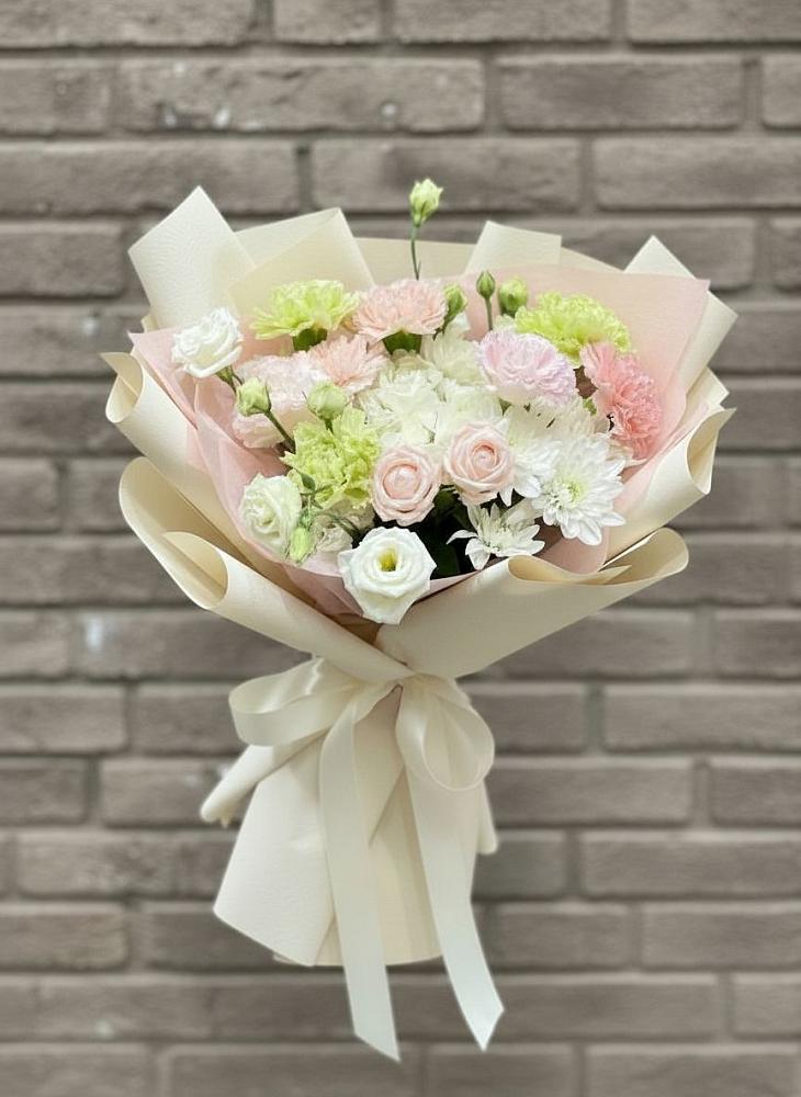 Букет цветов из: Гвоздики, Розы, Лизиантусы и Хризантемы в Туме