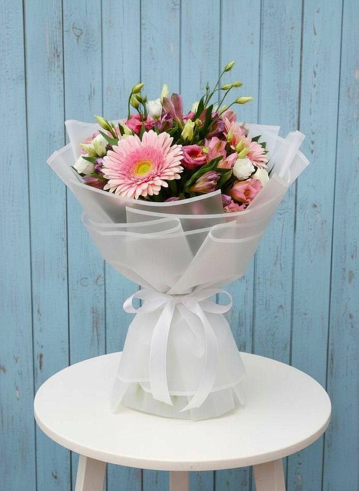 Букет цветов из: Герберы, Альстромерии и Лизиантусы в Туме