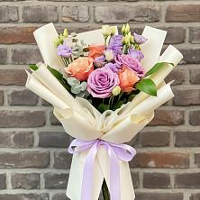 Букет цветов из:  Лизиантусы и Розы в Туме