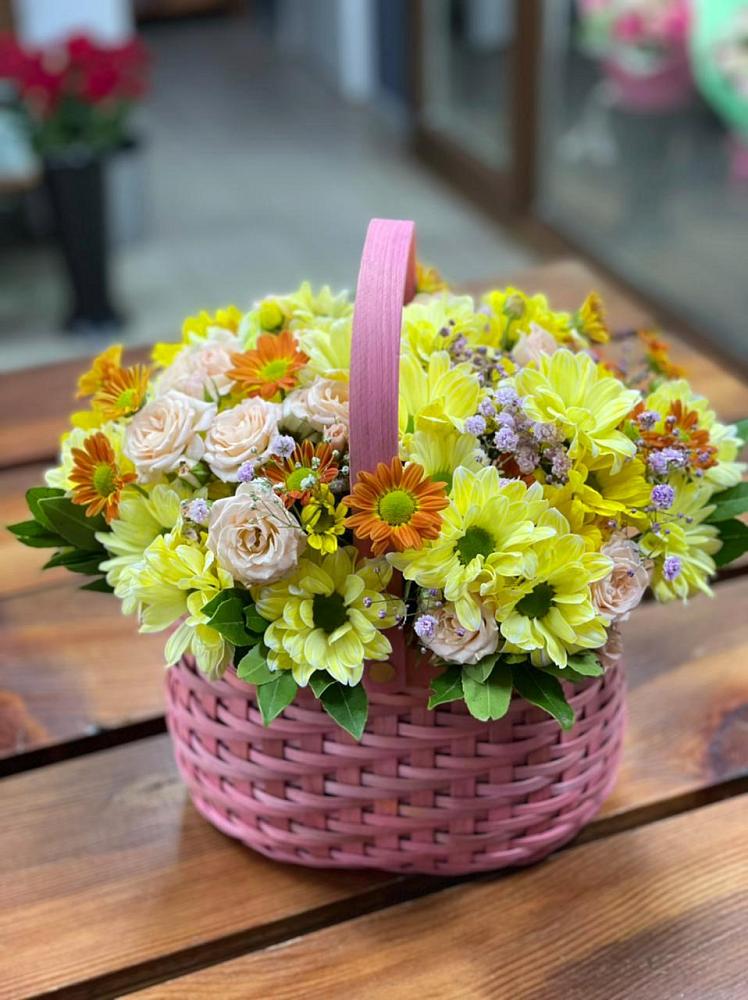 Цветочная композиция из Хризантемы и Розы в корзине в Туме