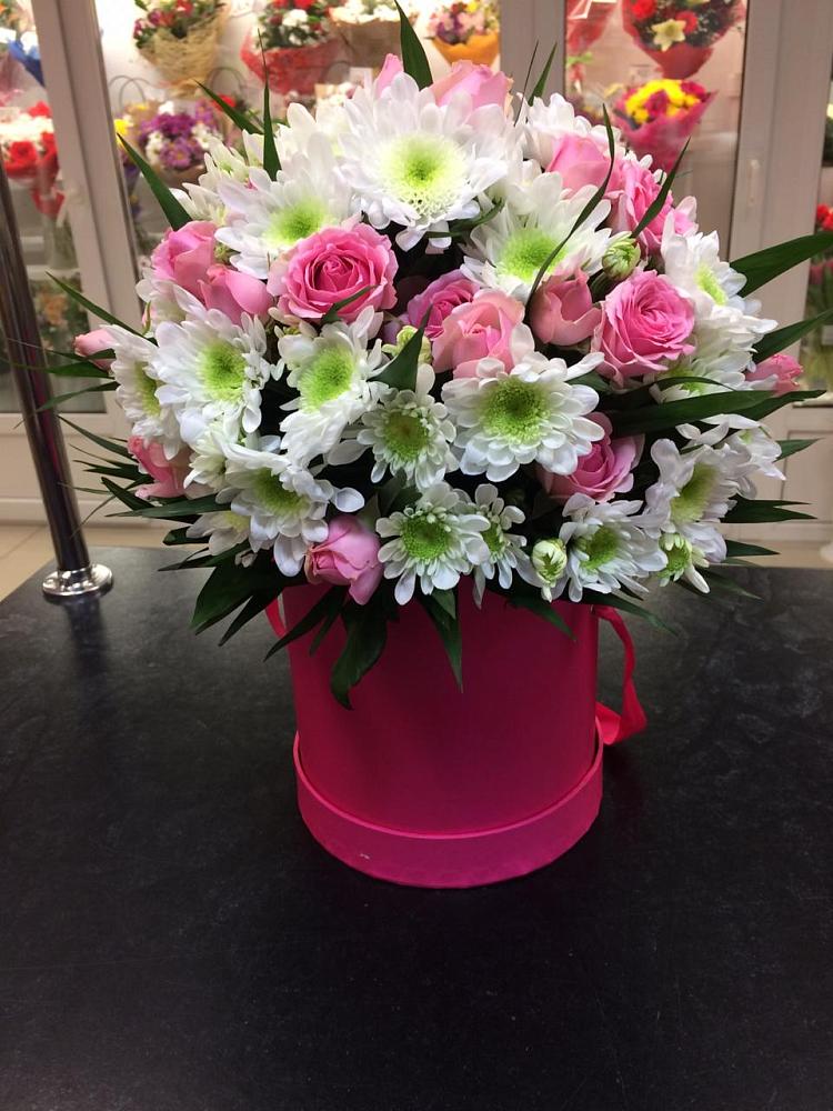 Цветочная композиция из Розы и Хризантемы в шляпной коробке в Туме