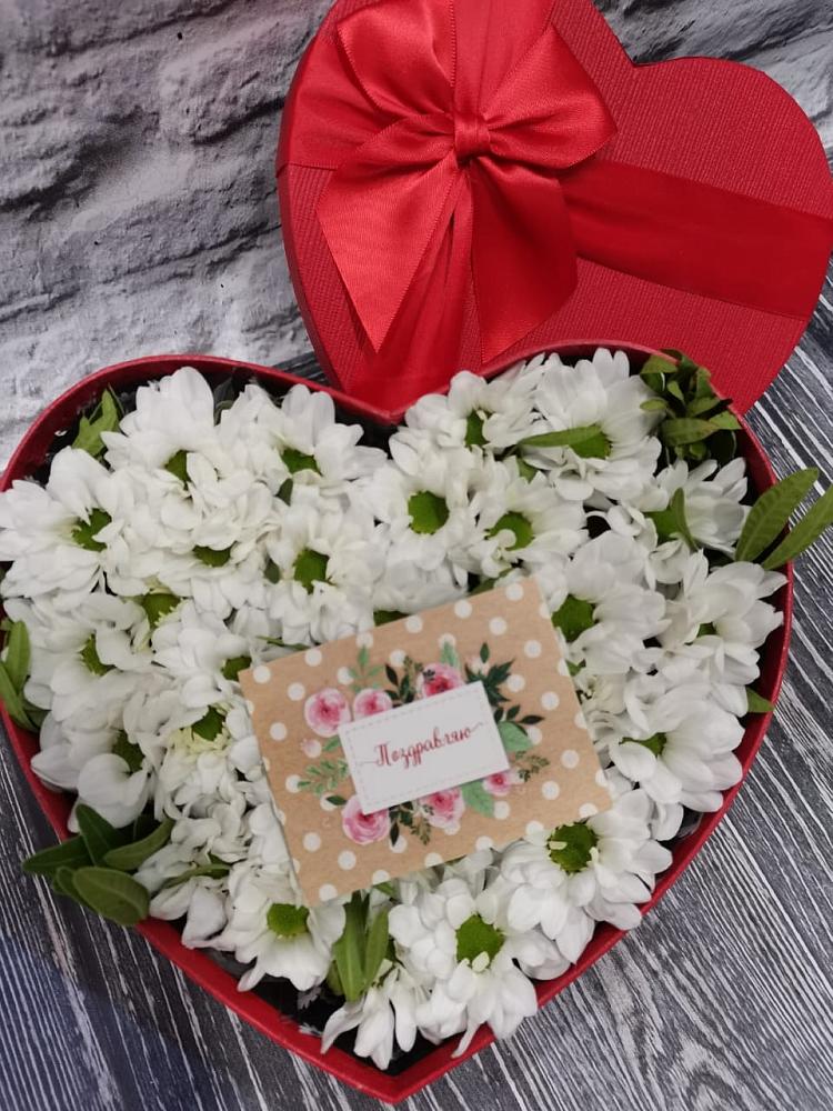 Цветочная композиция из Хризантемы в виде сердца в Туме