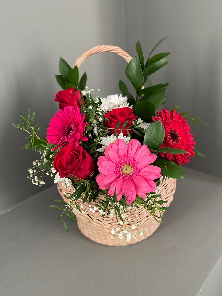 Цветочная композиция из Розы, Хризантемы и Герберы в корзине в Туме