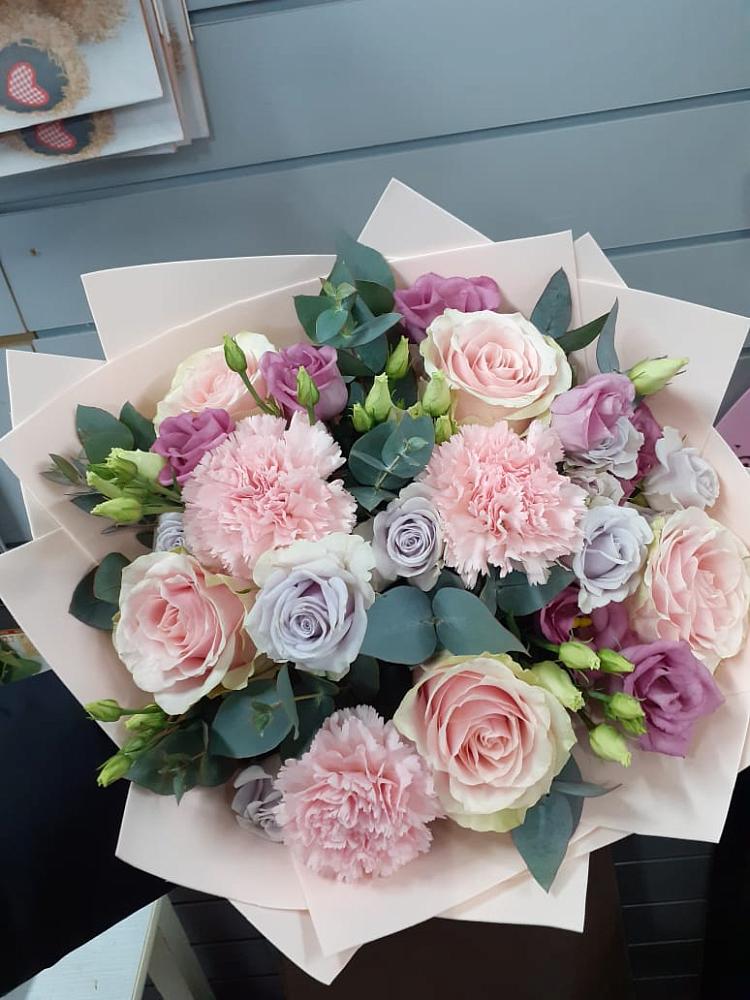 Букет цветов из: Розы, Гвоздики и Лизиантусы в Туме