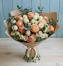 Букет цветов из:  Альстромерии и Розы в Туме