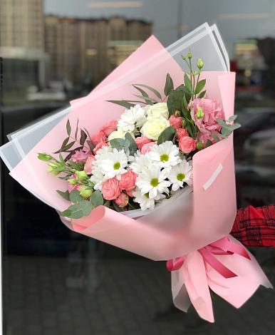 Букет цветов из: Розы, Лизиантусы и Хризантемы в Туме