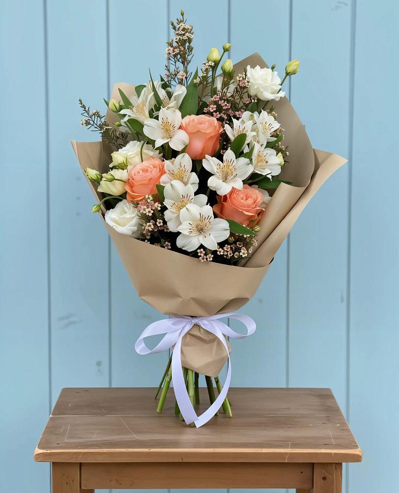 Букет цветов из: Альстромерии, Лизиантусы, Розы и Хризантемы в Туме