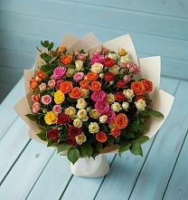 Букет Микс из разноцветных кустовых роз в Туме