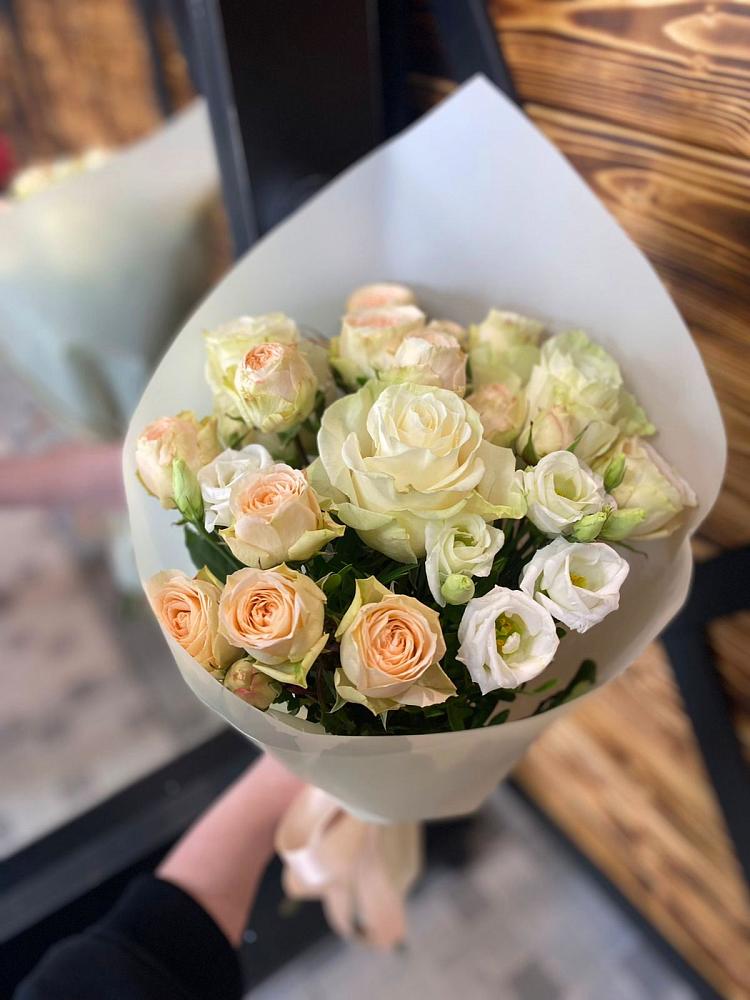 Букет цветов из: Розы и Лизиантусы в Туме